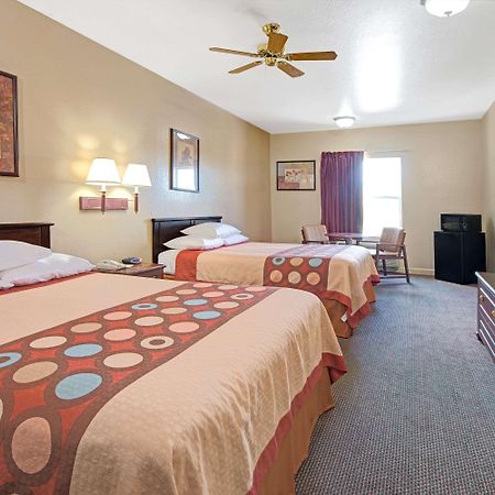 Super 8 By Wyndham St. Louis Airport Woodson Terrace Exterior foto