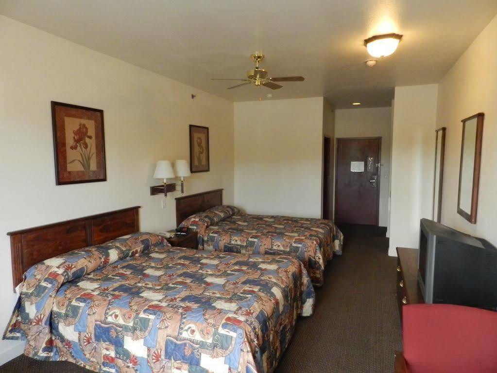 Super 8 By Wyndham St. Louis Airport Woodson Terrace Exterior foto